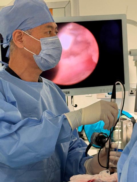 Dr. Jin Eum performing spine surgery